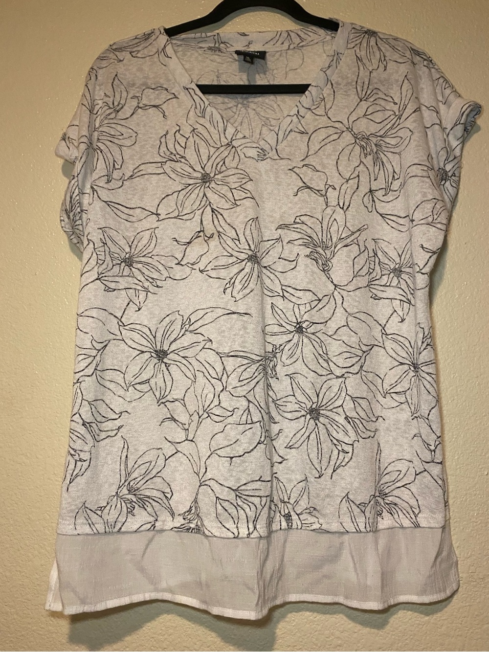 bobeau Light Gray Floral V-Neck Short Sleeve Tunic